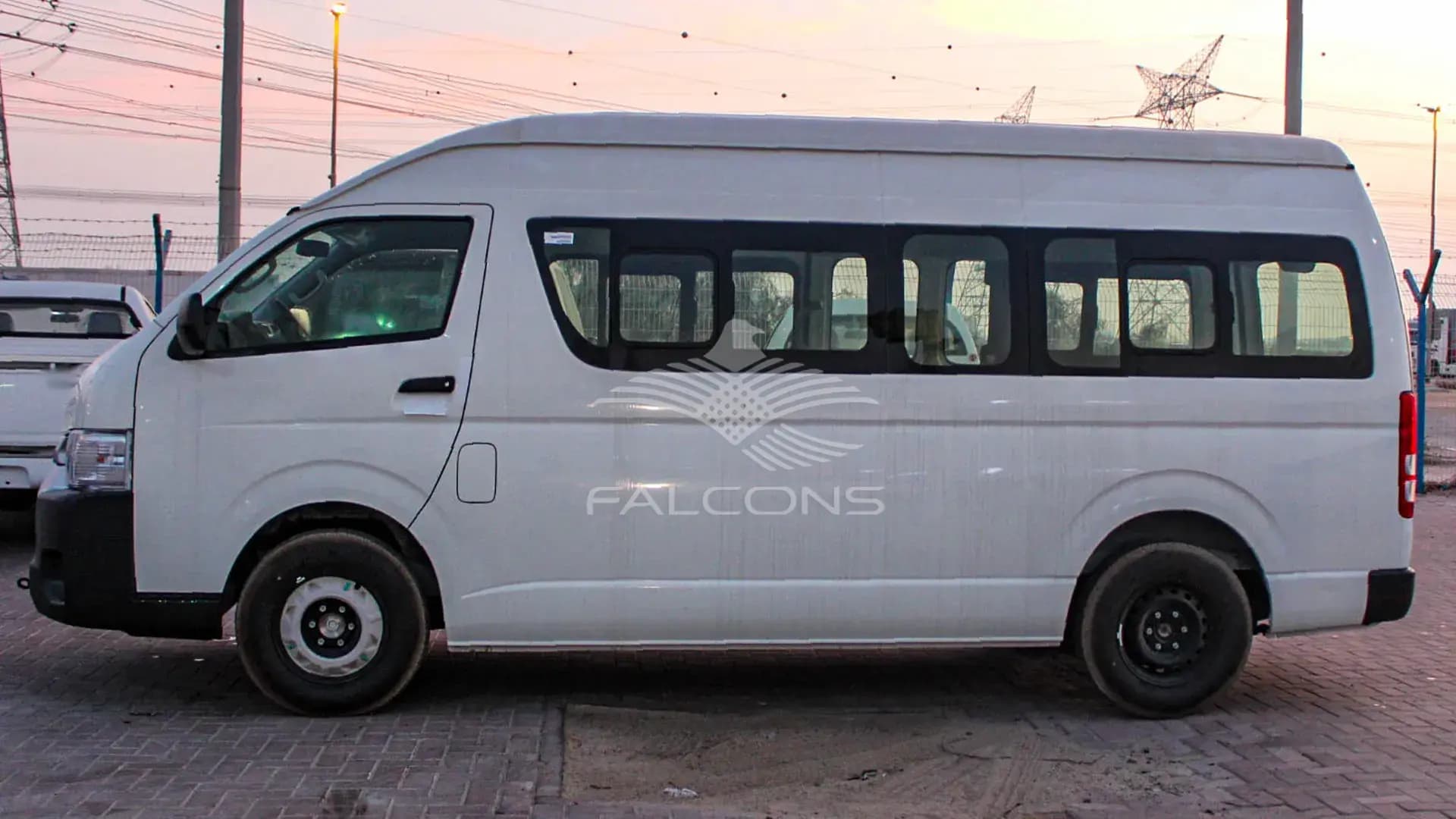 2.5L DLX Wide AC VAN MT - Image 2