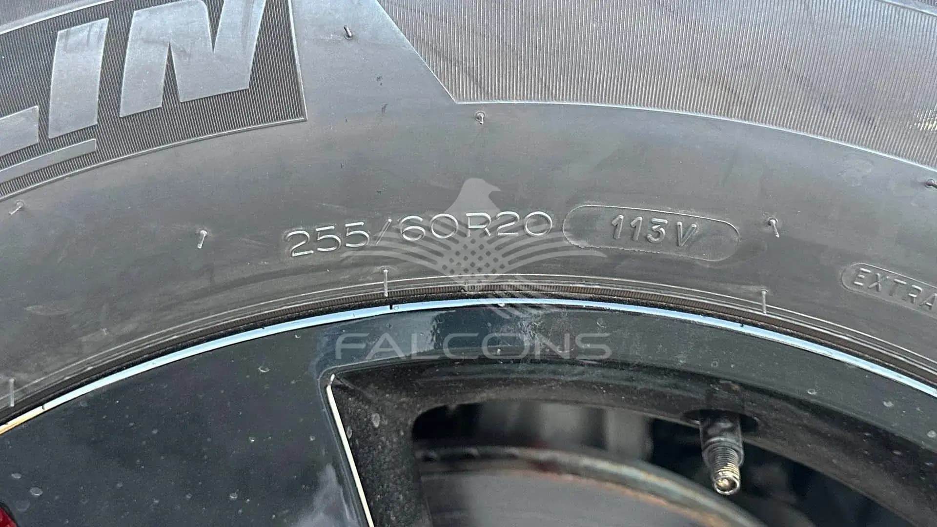 3.0L 90 P400 HSE AWD AT - Image 8