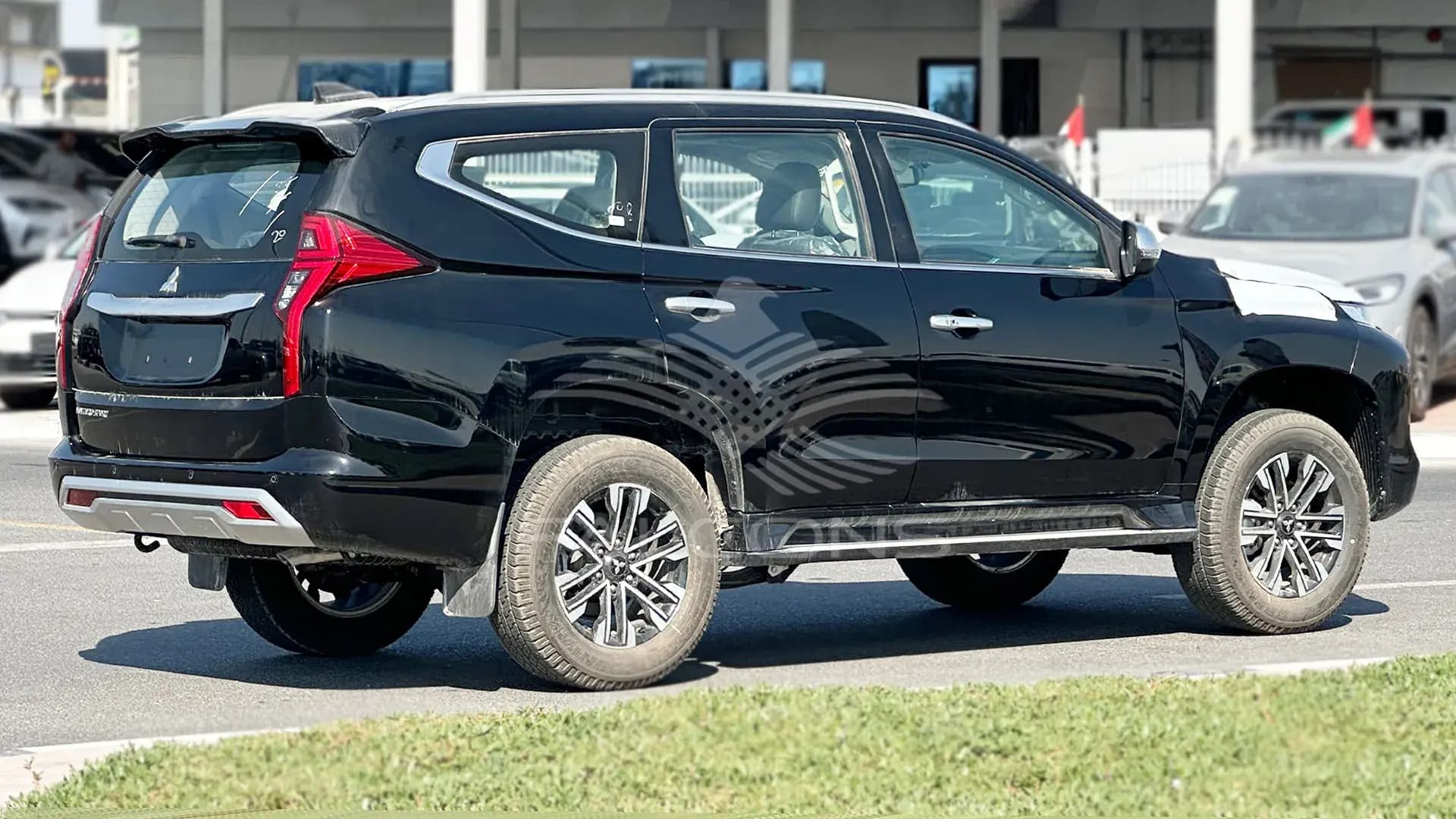 3.0L SPORT MID 4WD 7-STR GCC Specs AT - Image 4