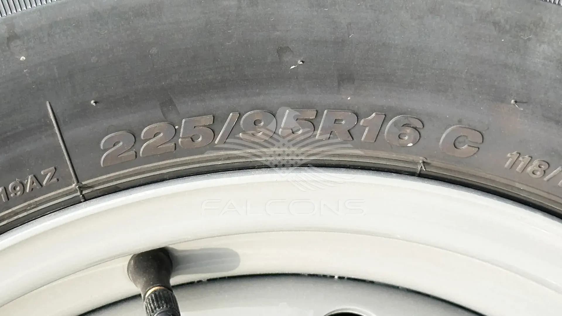 4.2L STD 10 STR DSL WITH ABS & AIRBAG MT - Image 8