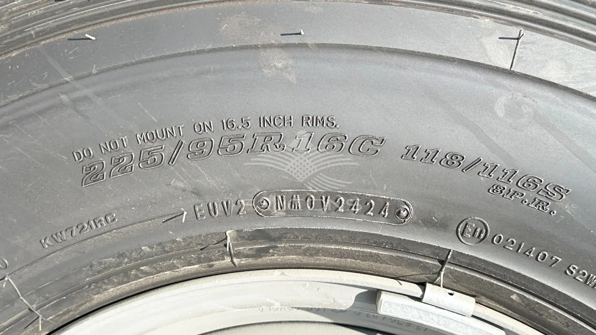 4.2L SC 3STR DSL 2 AIRBAG & ABS MT - Image 8