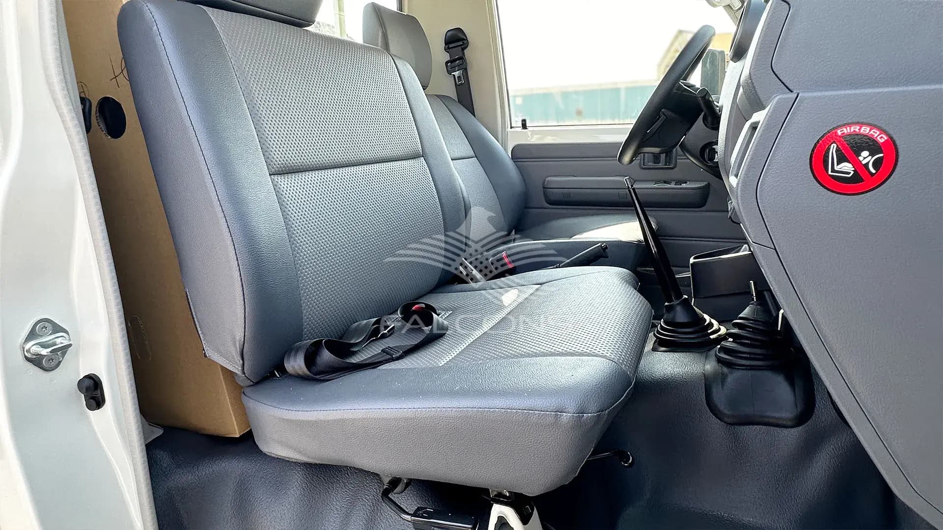 4.2L SC 3STR DSL 2 AIRBAG & ABS MT - Image 10
