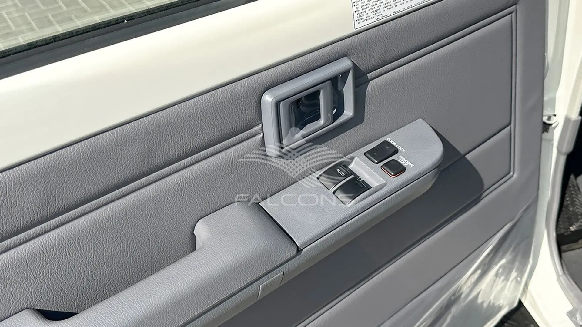 4.2L SC 3STR DSL 2 AIRBAG & ABS MT - Image 11