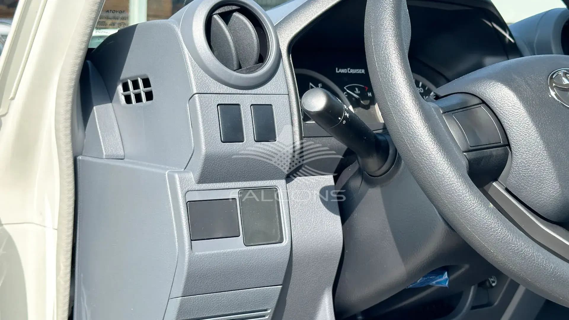 4.2L SC 3STR DSL 2 AIRBAG & ABS MT - Image 12