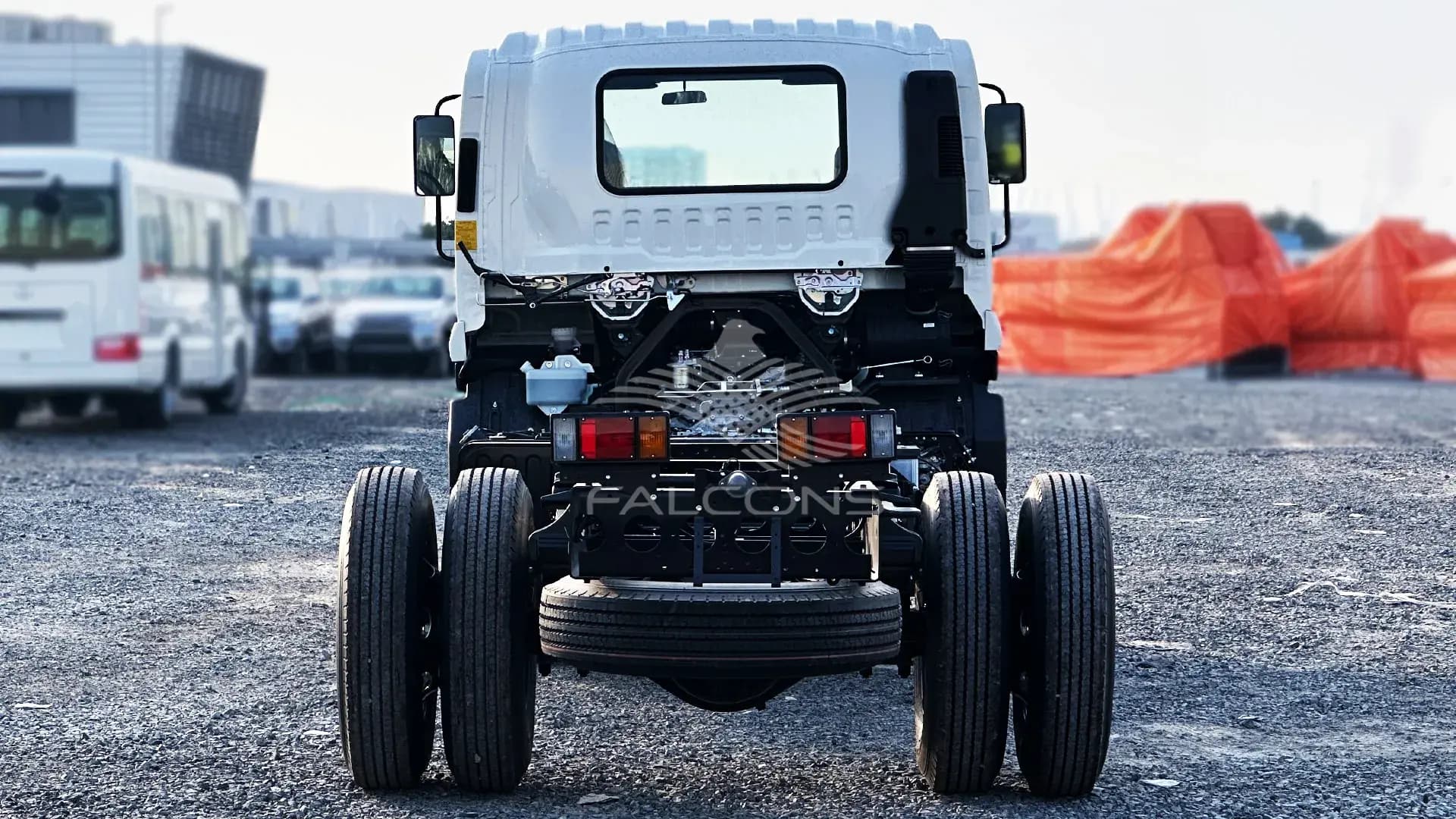 8.0L 33P CAB Chassis MT - Image 3