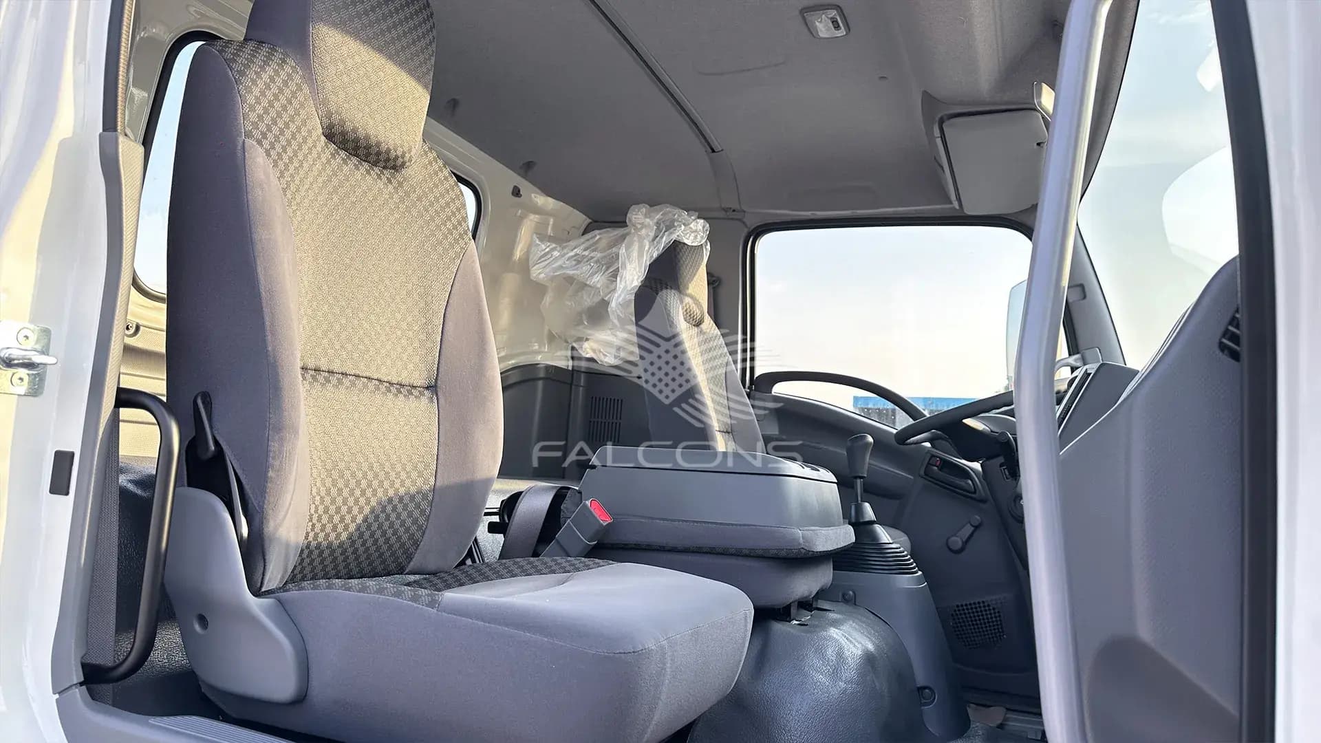 8.0L 33P CAB Chassis MT - Image 11