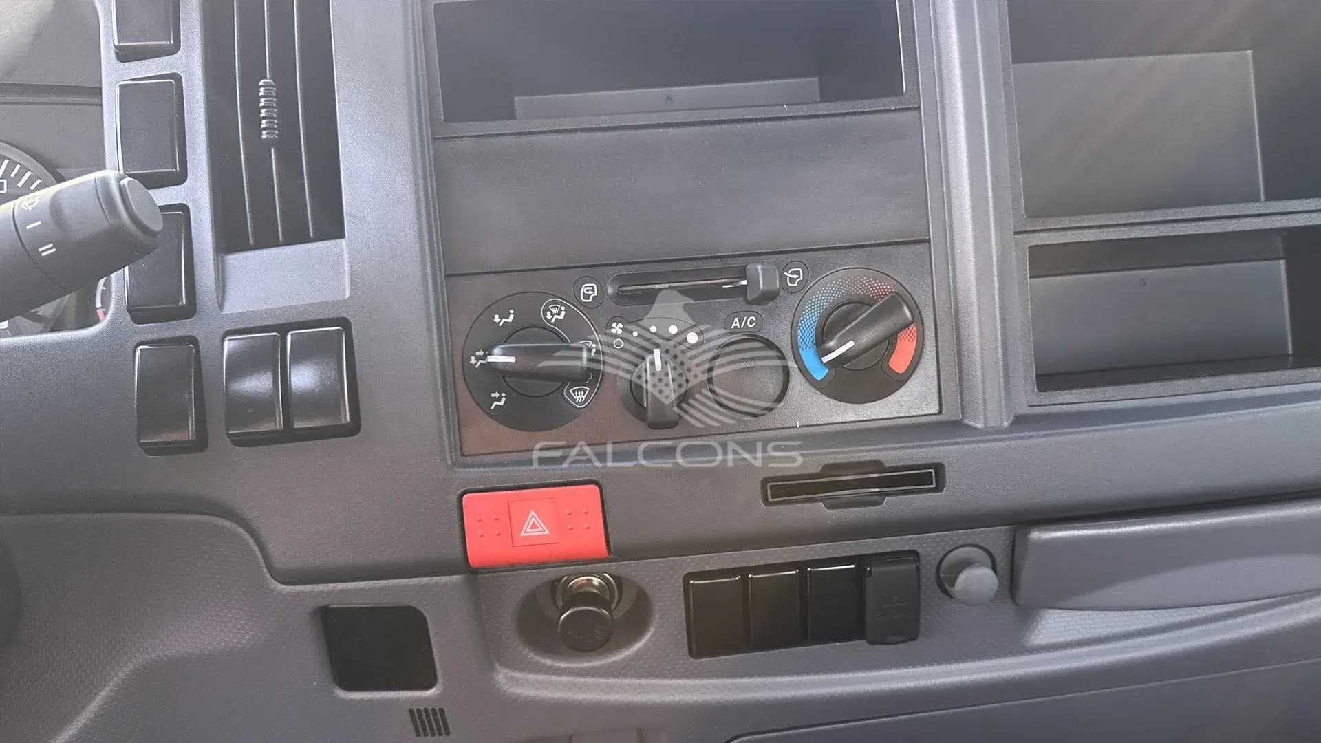 8.0L 33P CAB Chassis MT - Image 17