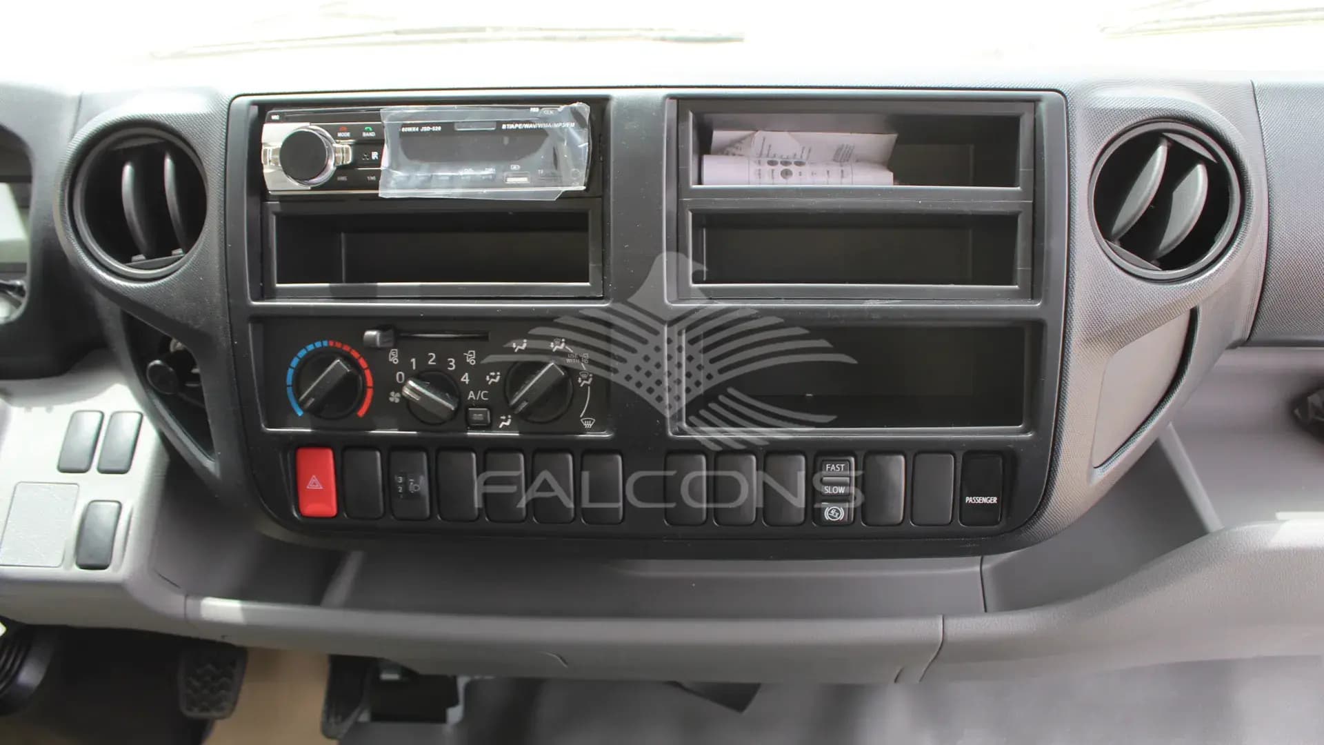 710L 300 series 714 NWB 4x2 Truck - Image 16