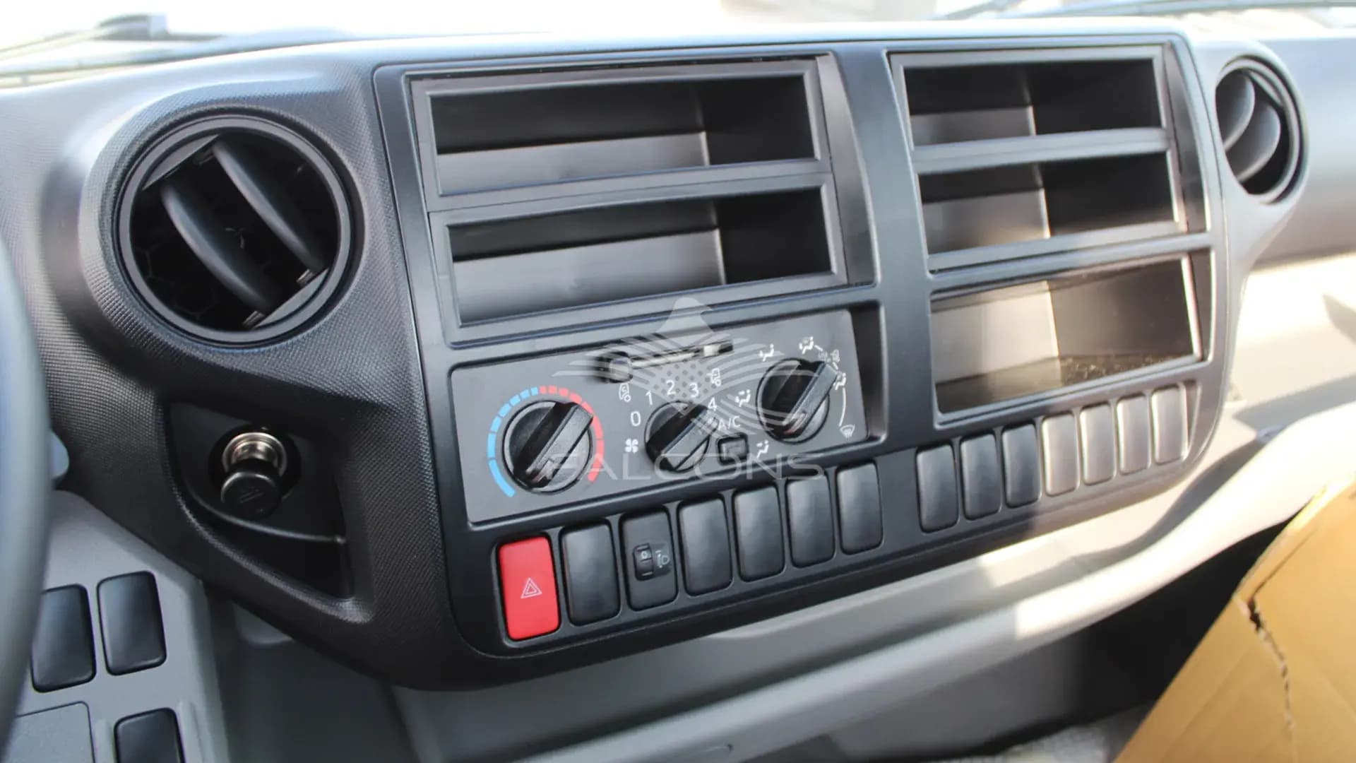 XZU 710L 6.5 TON 300S Wide cab 4X2 - Image 13