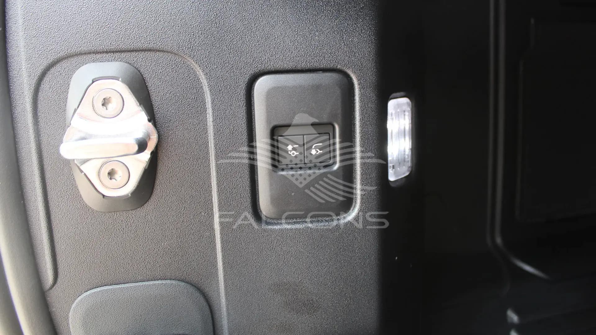 3.0L V6 110 P400 X-Dynamic SE 5DR - AT - Image 14