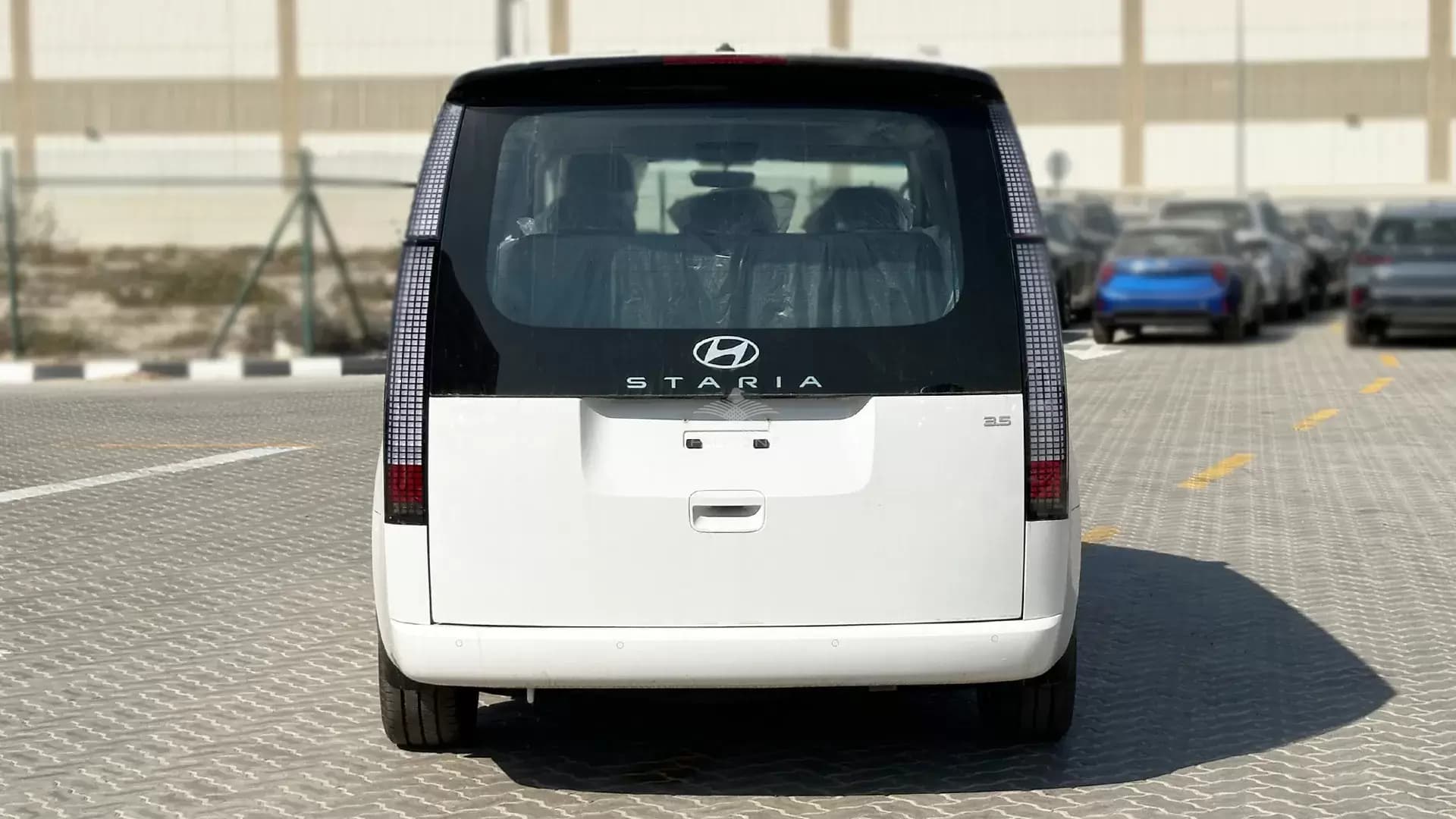 3.5L 11 STR Premier AT - Image 3