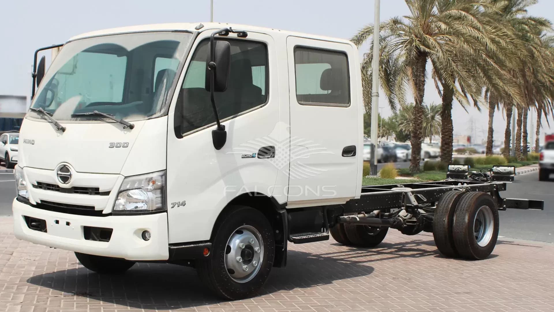 XZU 720L 714LWB CREW CAB 4x2 CHASSIS MT