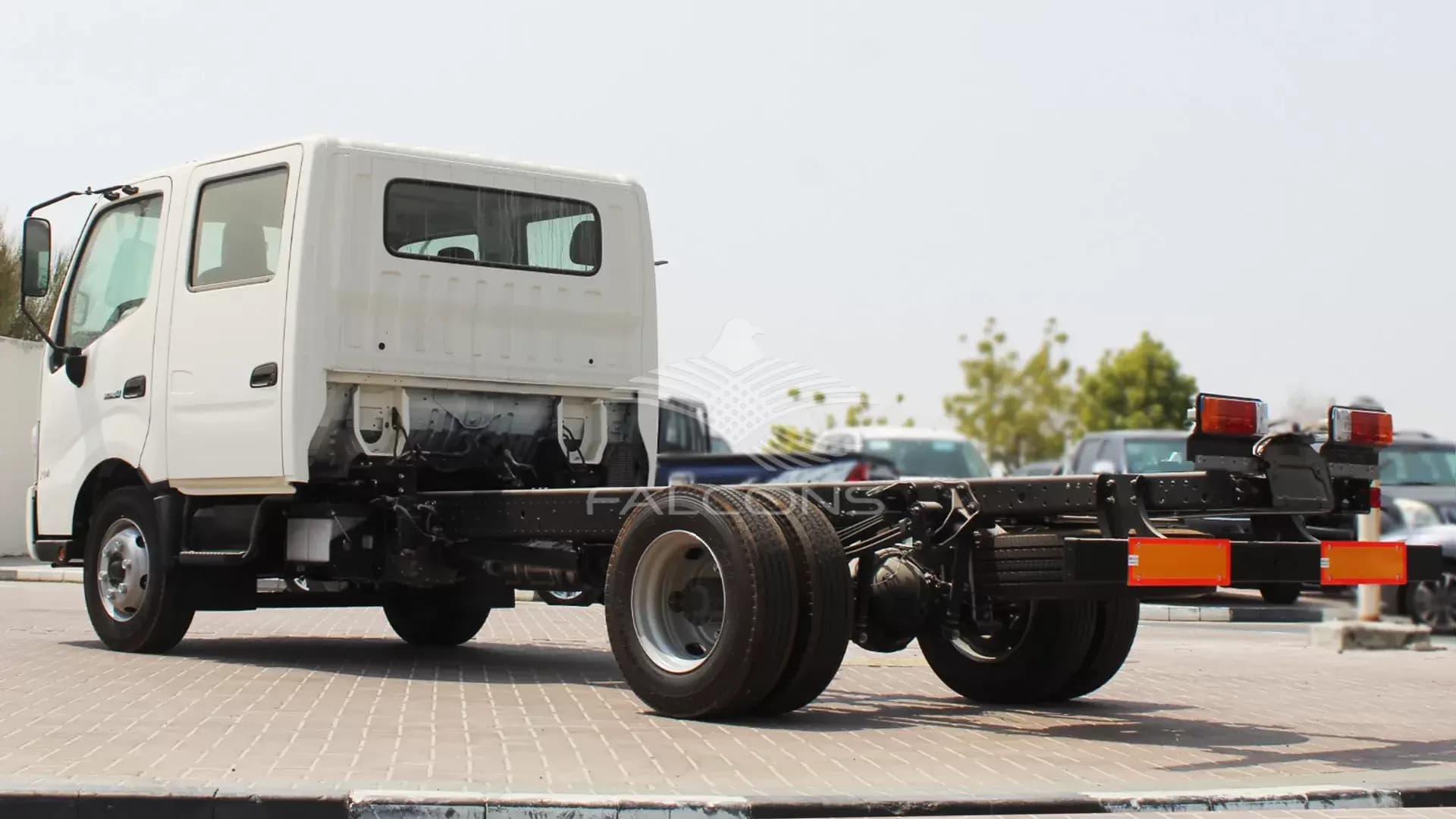 XZU 720L 714LWB CREW CAB 4x2 CHASSIS MT - Image 2