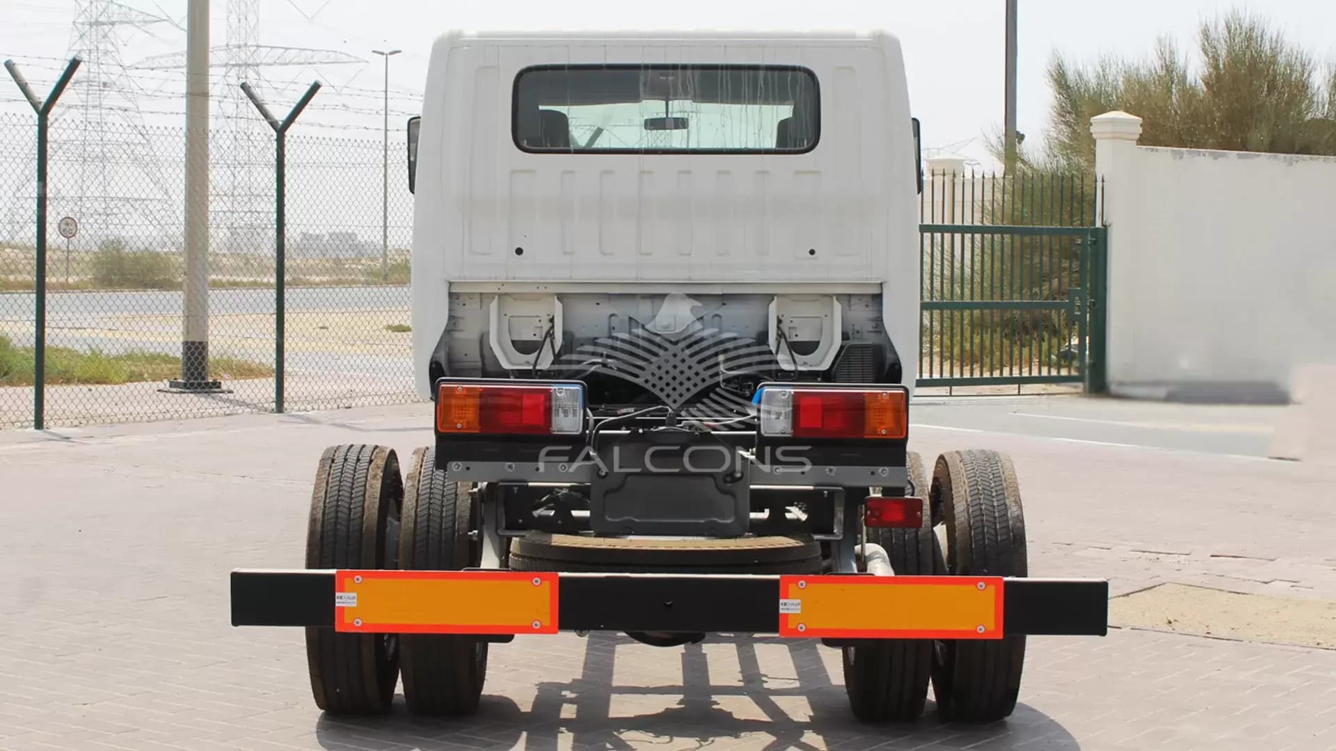 XZU 720L 714LWB CREW CAB 4x2 CHASSIS MT - Image 3