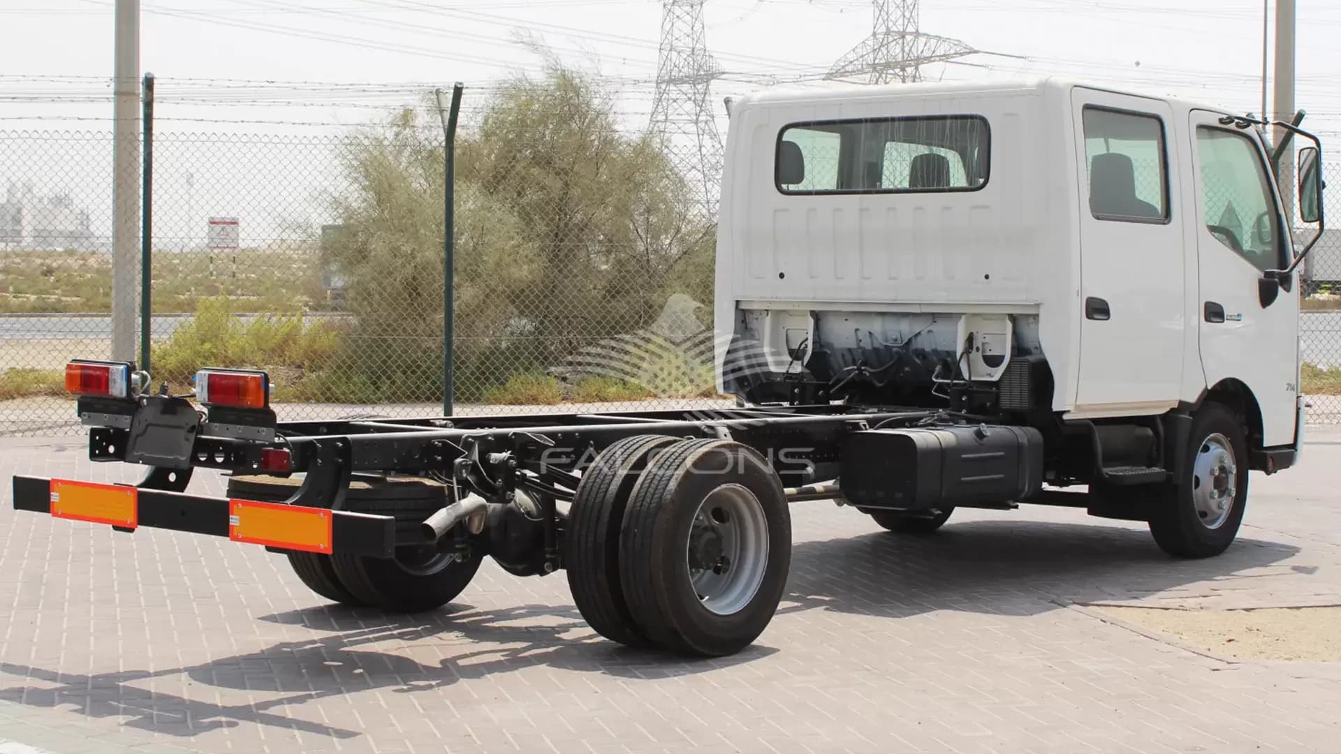 XZU 720L 714LWB CREW CAB 4x2 CHASSIS MT - Image 4