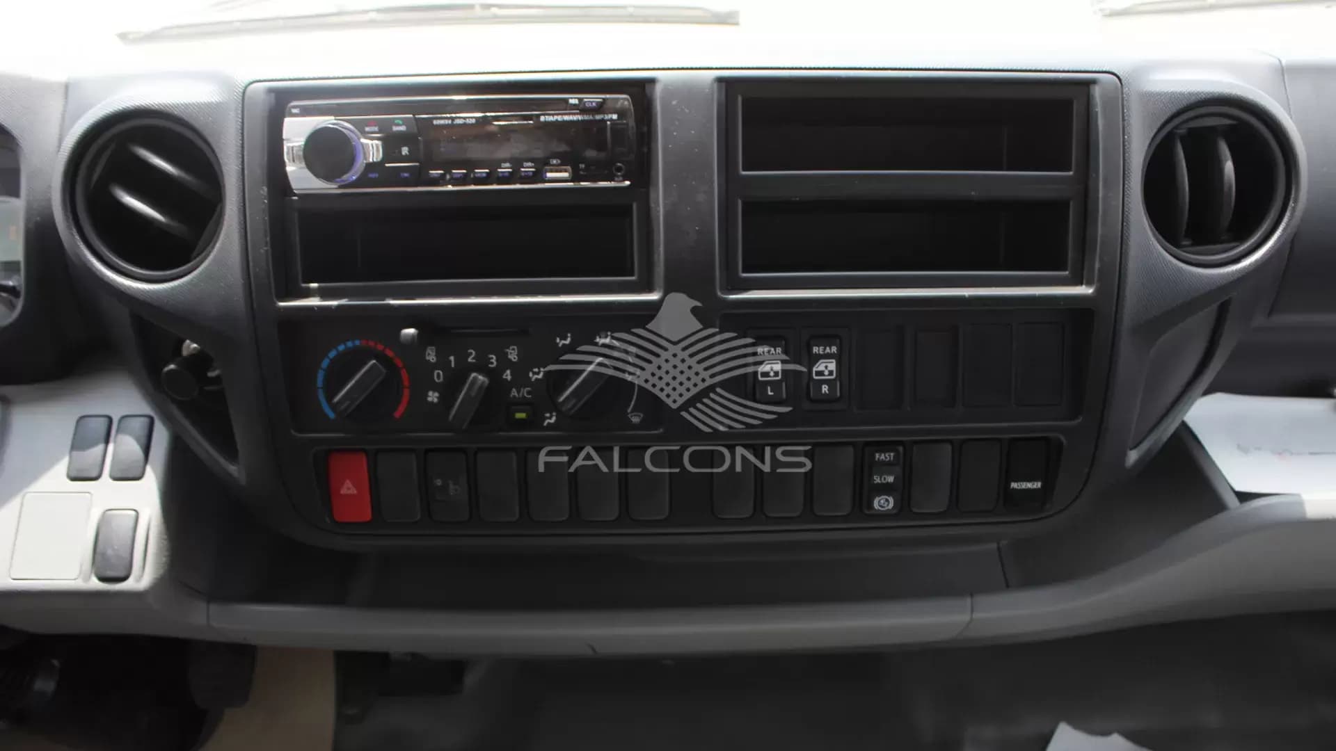 XZU 720L 714LWB CREW CAB 4x2 CHASSIS MT - Image 14