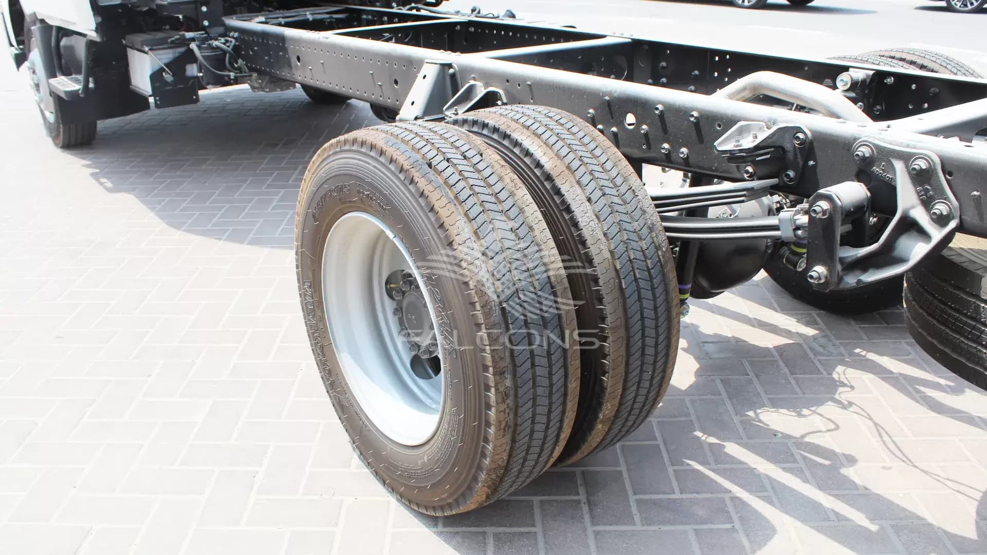 XZU 720L 714LWB CREW CAB 4x2 CHASSIS MT - Image 24