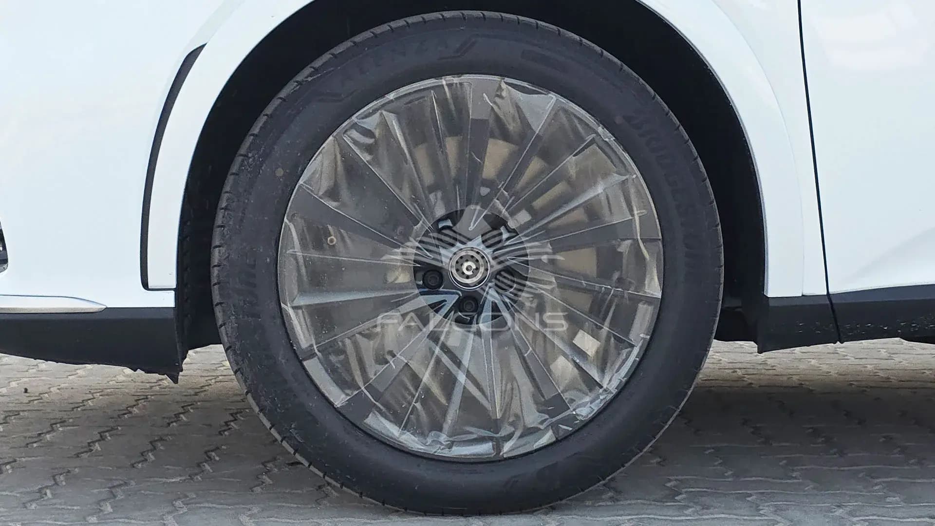 2.4L F- SPORT AT - Image 8