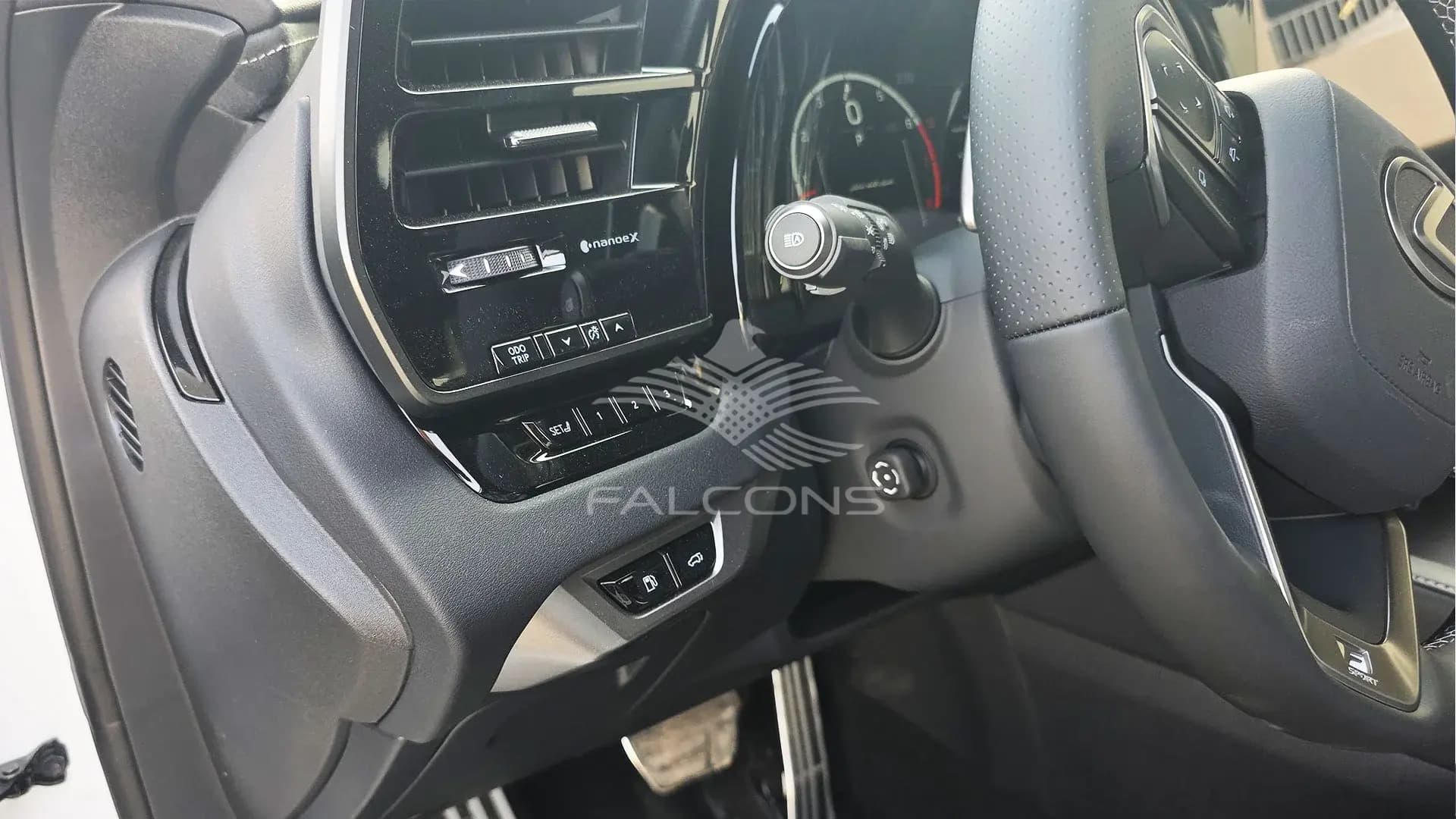 2.4L F- SPORT AT - Image 11