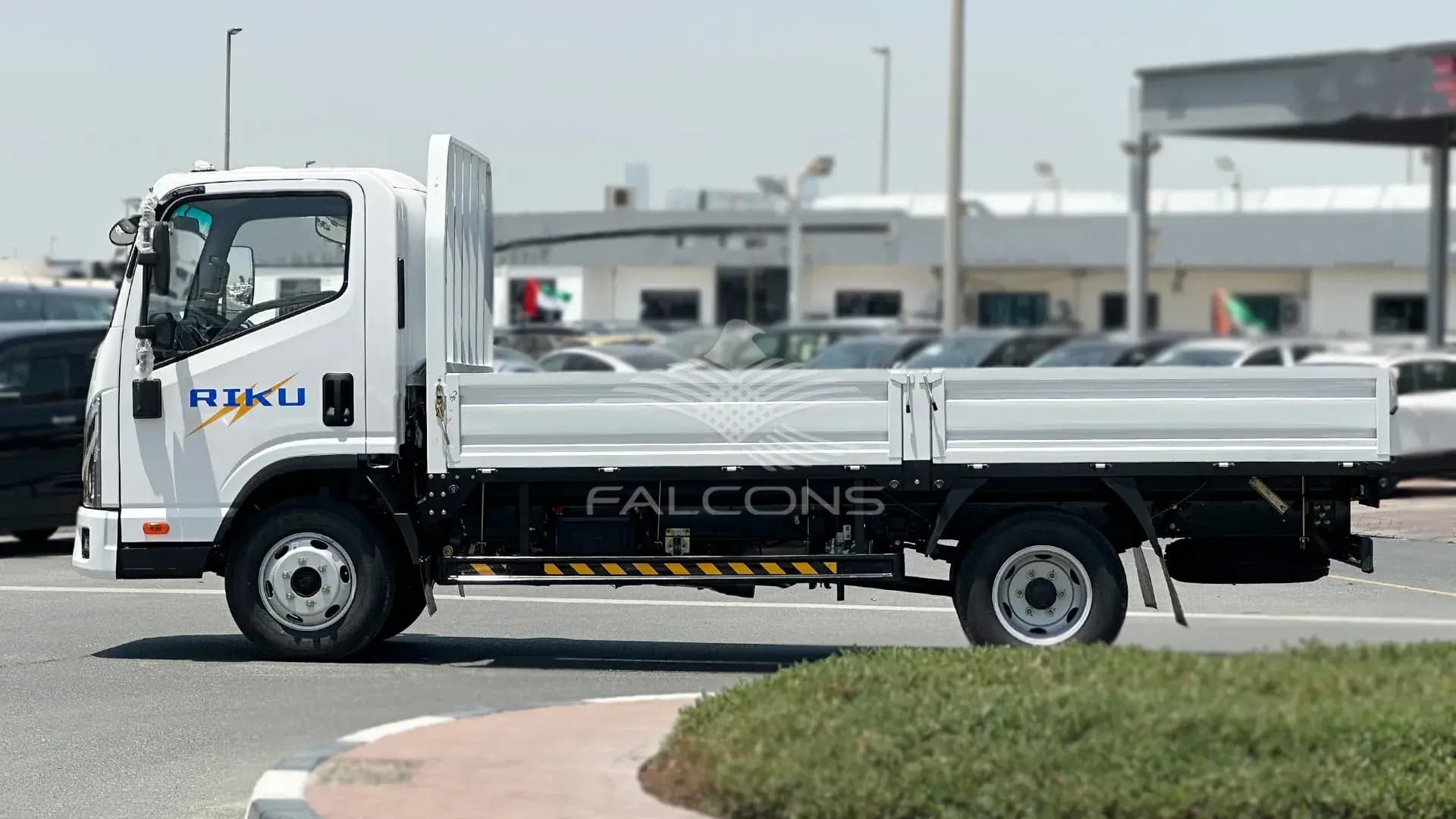 2771CC 2WD ISUZU ENGINE 3T PAYLOAD CARGO MT - Image 2