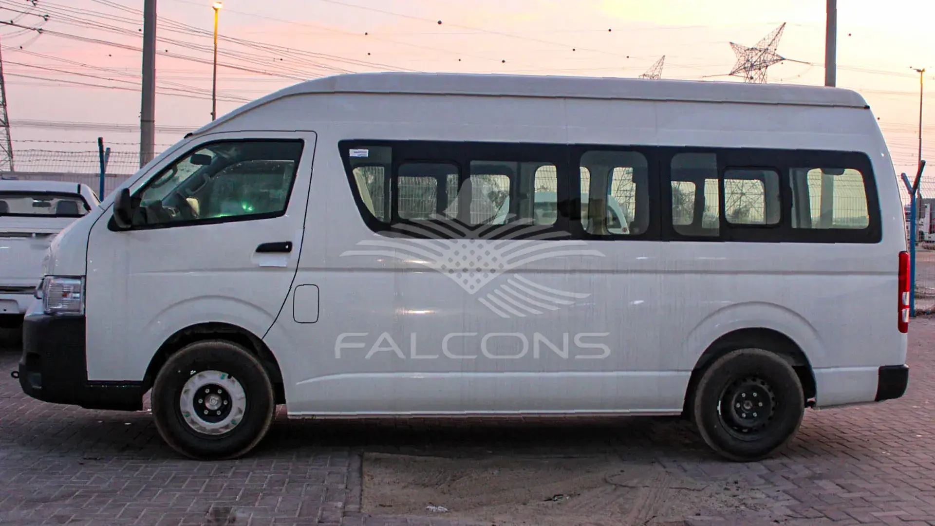 2.5L DLX Wide AC VAN MT - Image 2