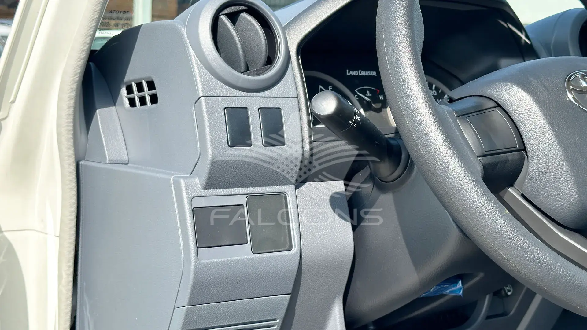 4.2L SC 3STR DSL 2 AIRBAG & ABS MT - Image 12