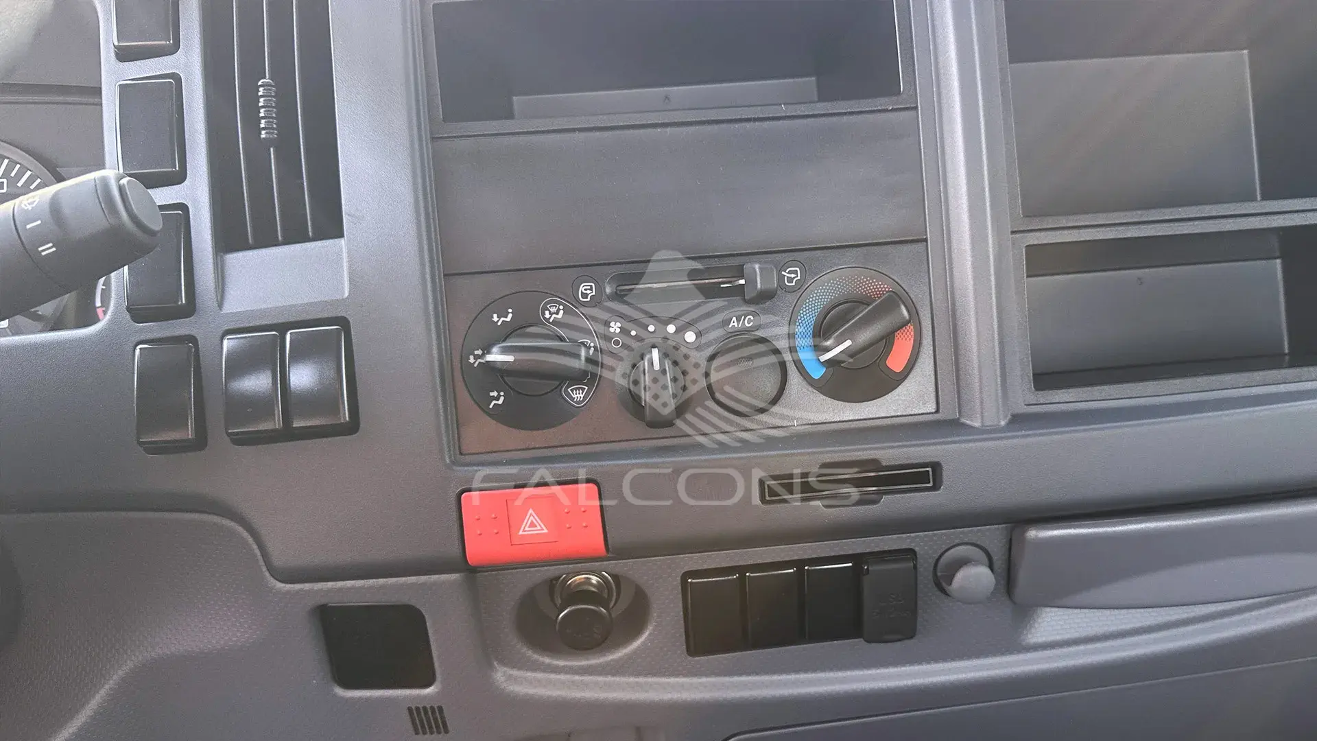 8.0L 33P CAB Chassis MT - Image 17