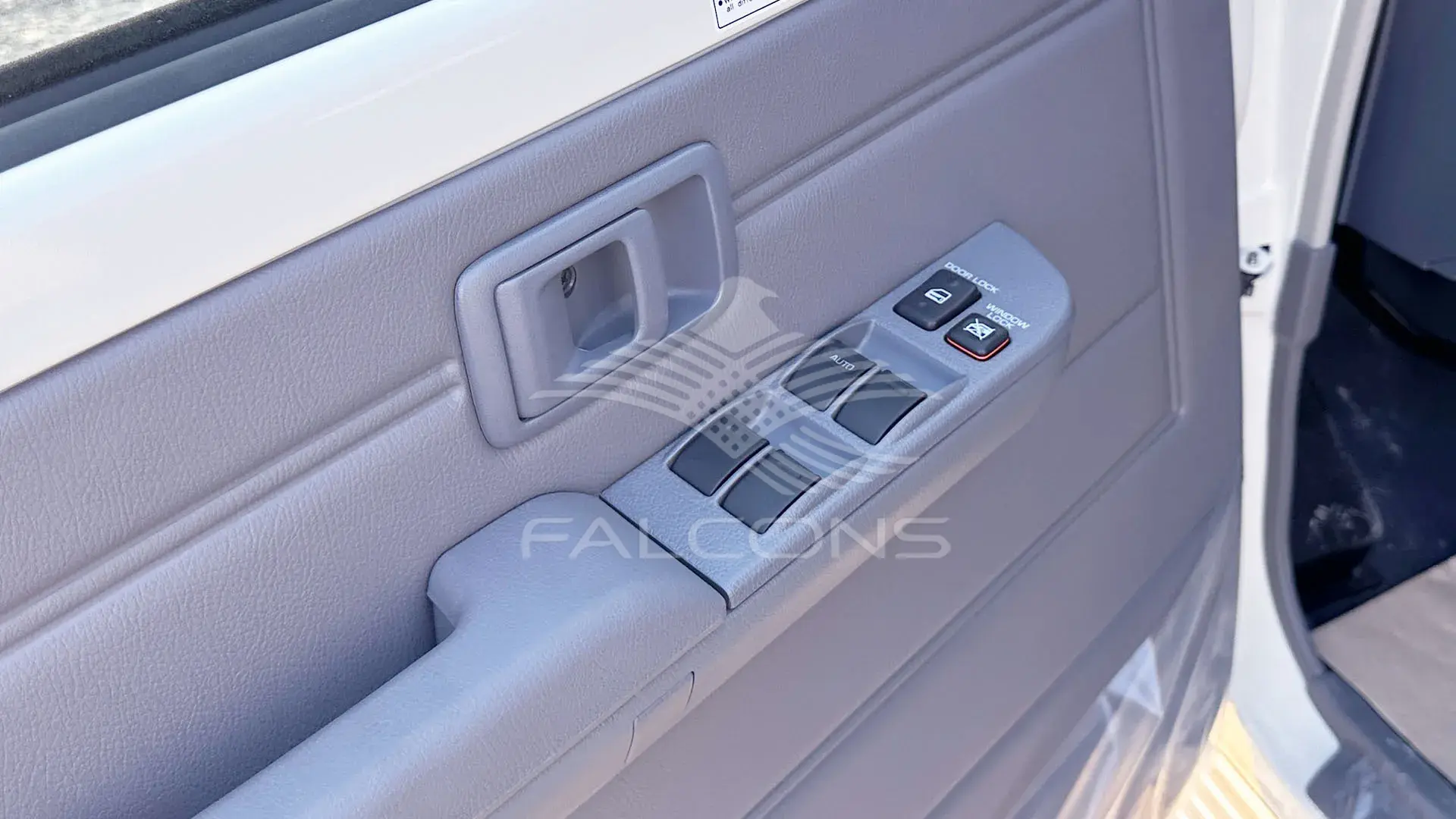 4.2L 6STR DSL DC ABS & AIRBAG MT - Image 12