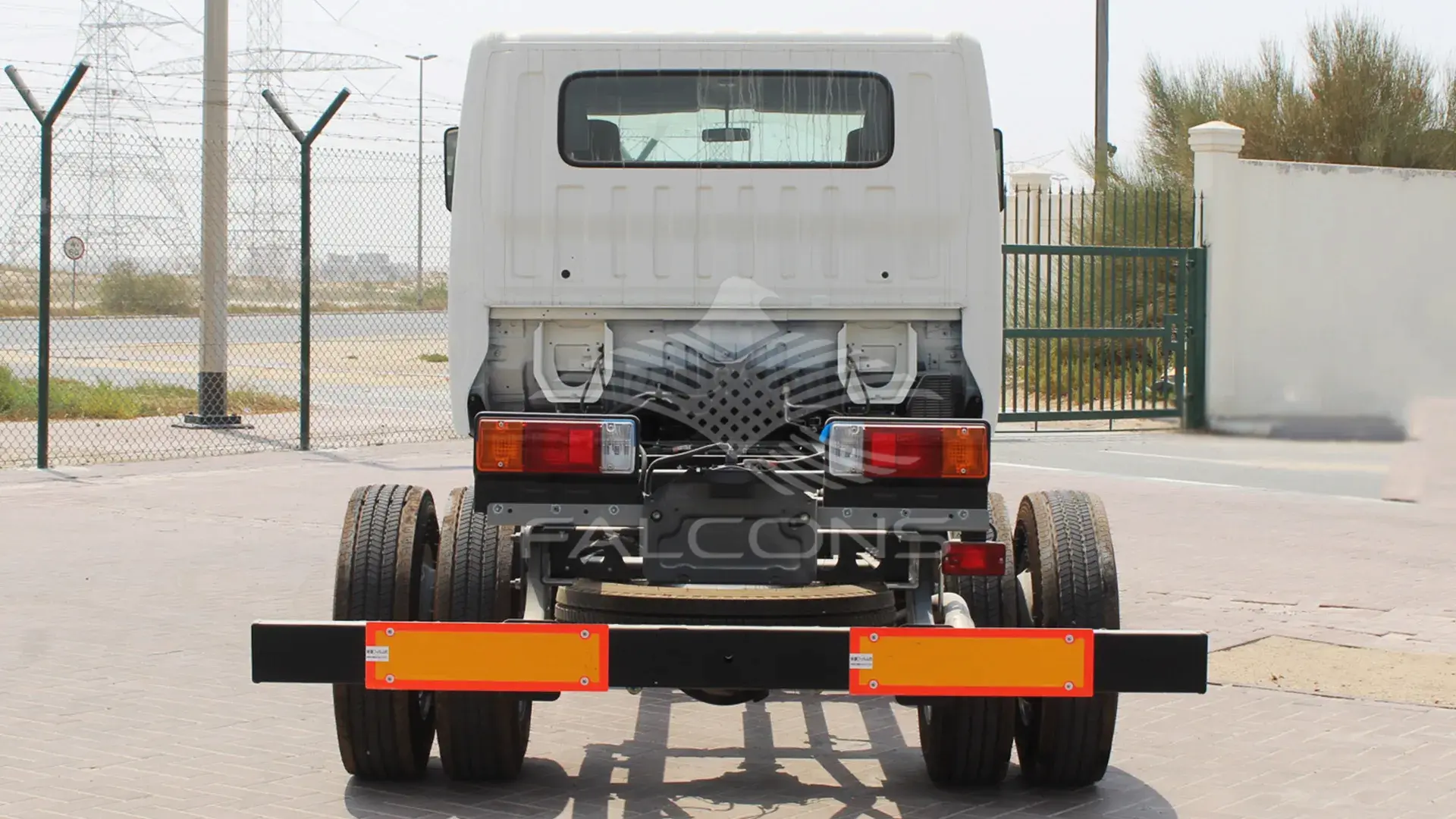 XZU 720L 714LWB CREW CAB 4x2 CHASSIS MT - Image 3
