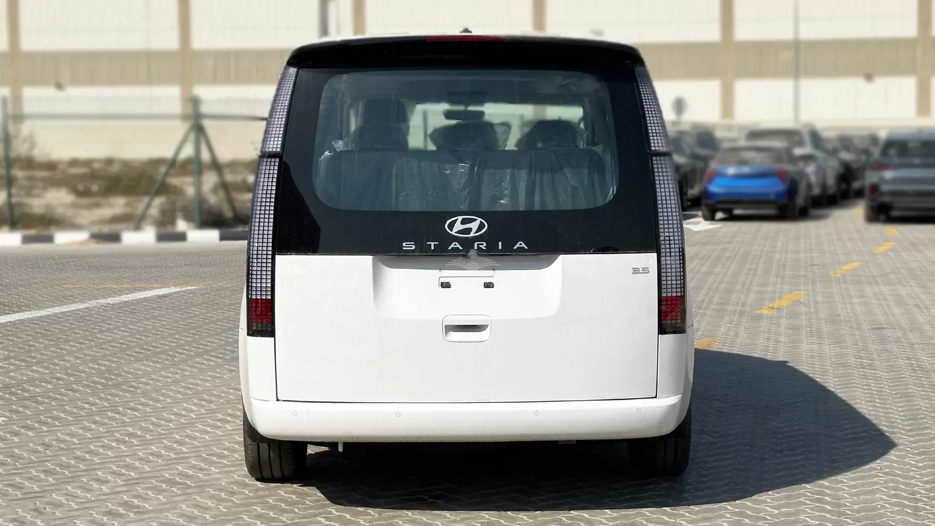 3.5L 11 STR Premier AT - Image 3